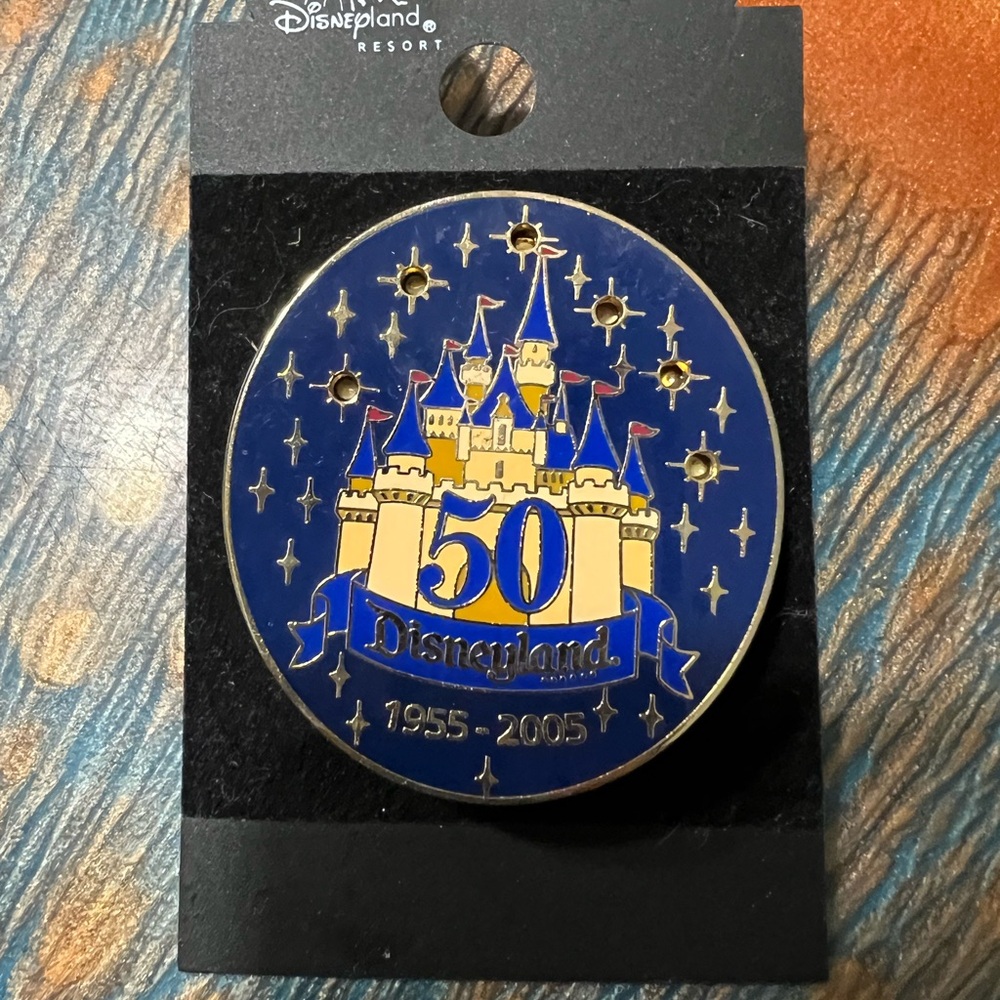 Vintage Disneyland Resort Light up Blue Gold 50th Anniversary trading Pin 2005